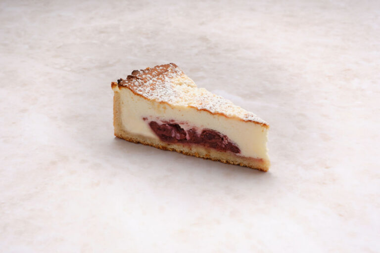 Stück Käsekirschkuchen